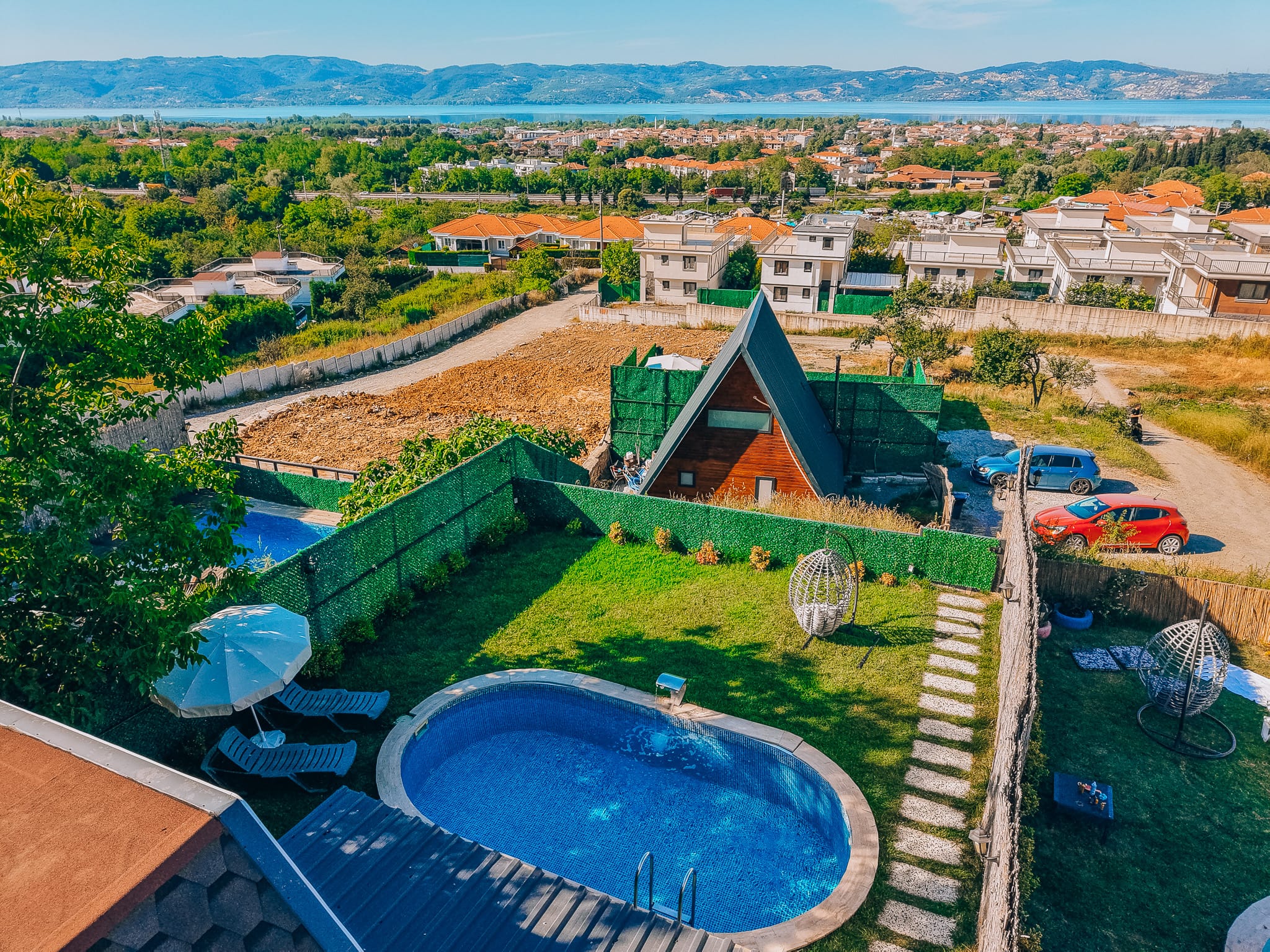 Luvena bungalov, havuz ve göl manzarası